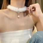 Collar Gargantilla Elegante en Plumas con Colgante de Perla