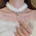 Collar Gargantilla Elegante en Plumas con Colgante de Perla