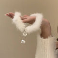 Collar Gargantilla Elegante en Plumas con Colgante de Perla