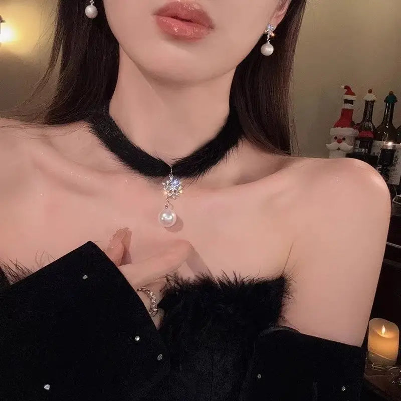 Collar Gargantilla Elegante en Plumas con Colgante de Perla