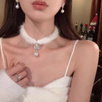 Collar Gargantilla Elegante en Plumas con Colgante de Perla