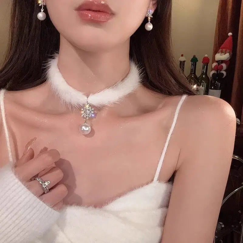 Collar Gargantilla Elegante en Plumas con Colgante de Perla