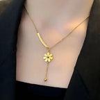Collar Elegante Largo con Colgante de Flor