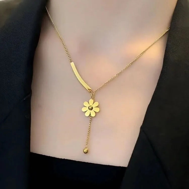 Collar Elegante Largo con Colgante de Flor