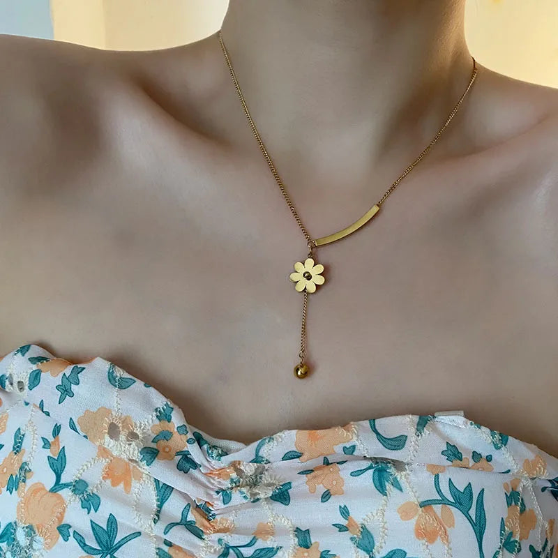 Collar Elegante Largo con Colgante de Flor