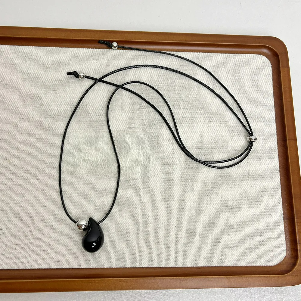 Collar de Cordón con Colgante Gota de Agua negro