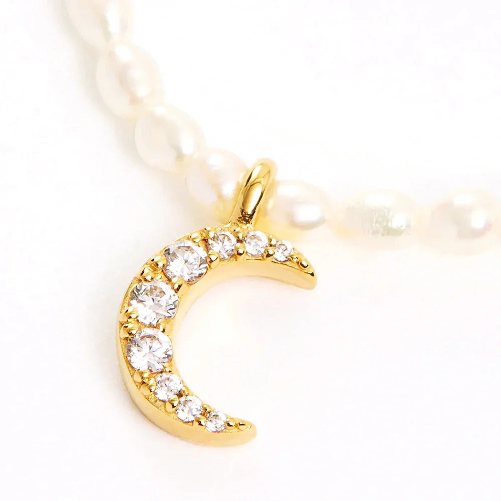 Collar de Perlas con Colgante de Luna