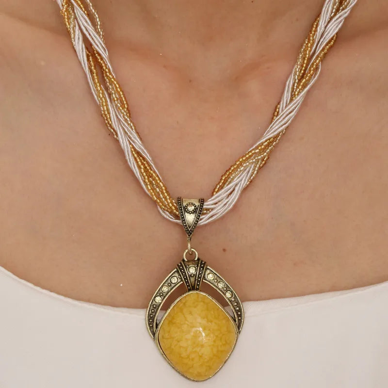 Collar Étnico con Gran Colgante Ovalado amarillo