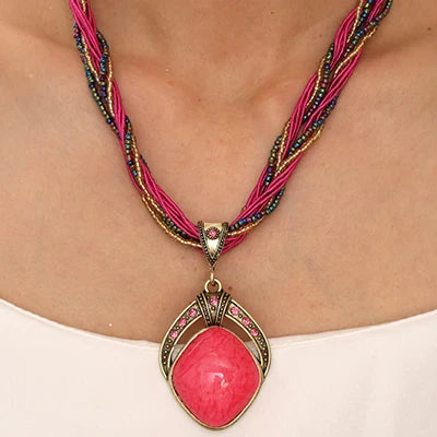 Collar Étnico con Gran Colgante Ovalado rosa