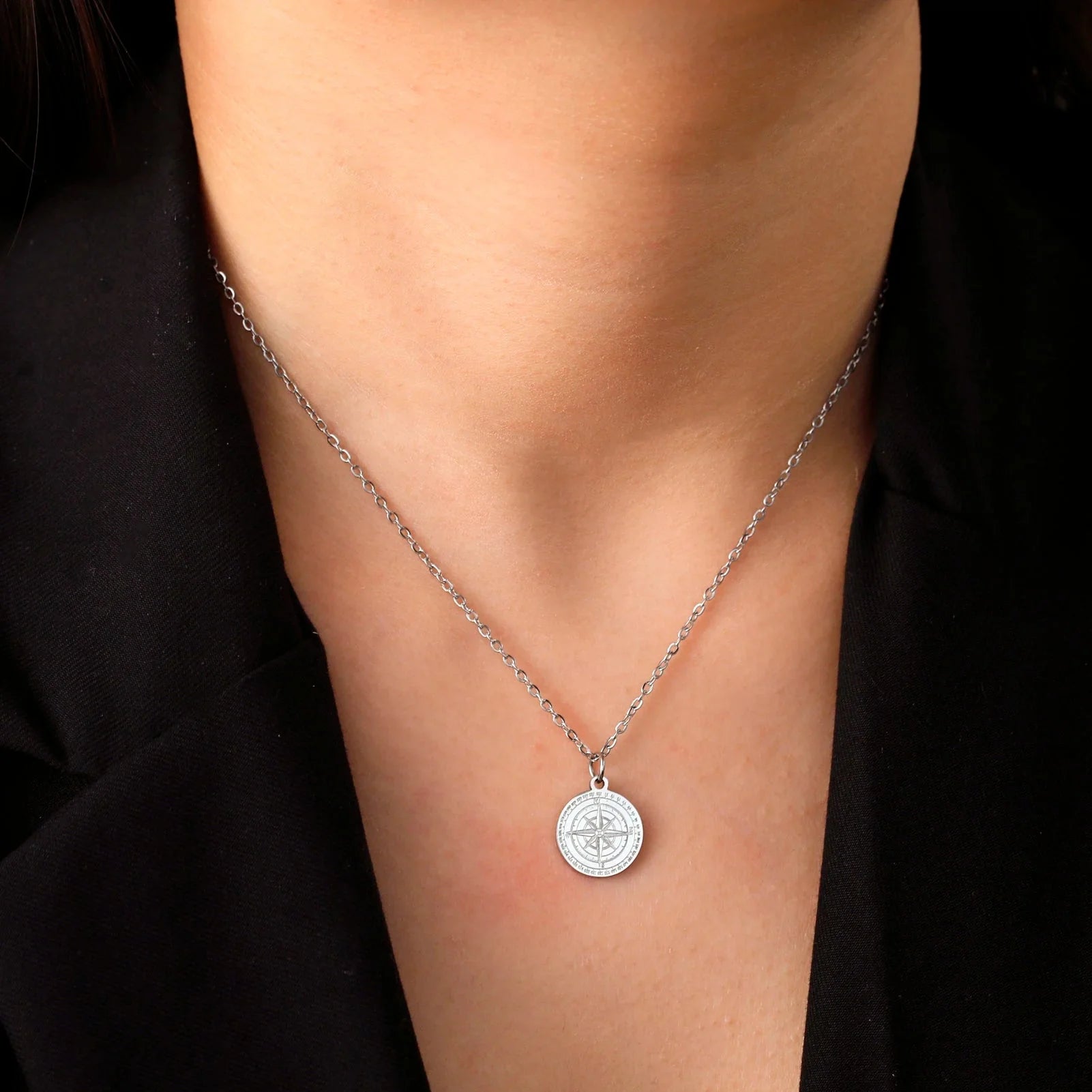 Collar de Mujer con Colgante de Brújula Rosa de los Vientos Cardinal en Plata