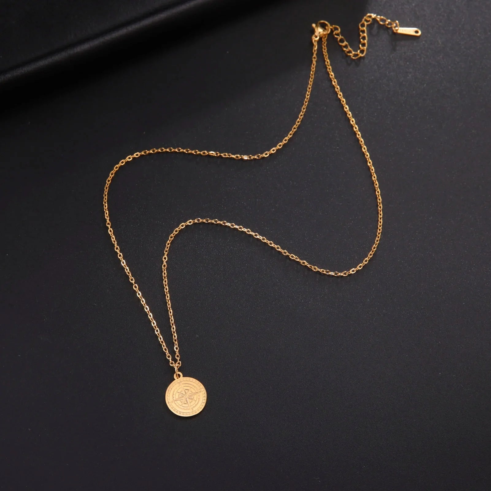 Collar de Mujer con Colgante de Brújula Rosa de los Vientos Cardinal en Oro