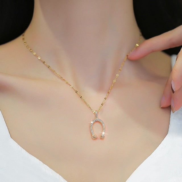 Collar de hierro con colgante de herradura amuleto de la buena suerte