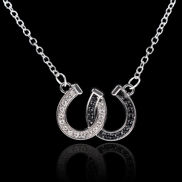 Collar Colgante Herradura Pezuña de la Suerte Blanco y Negro