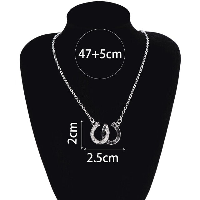 Collar Colgante Herradura Pezuña de la Suerte Blanco y Negro