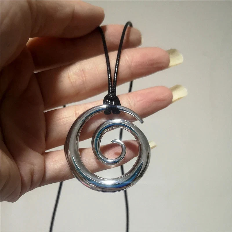 Collar largo con colgante espiral plateado