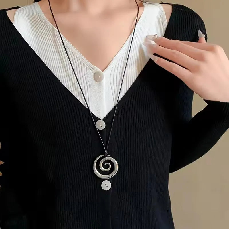 Collar largo con colgante espiral plateado