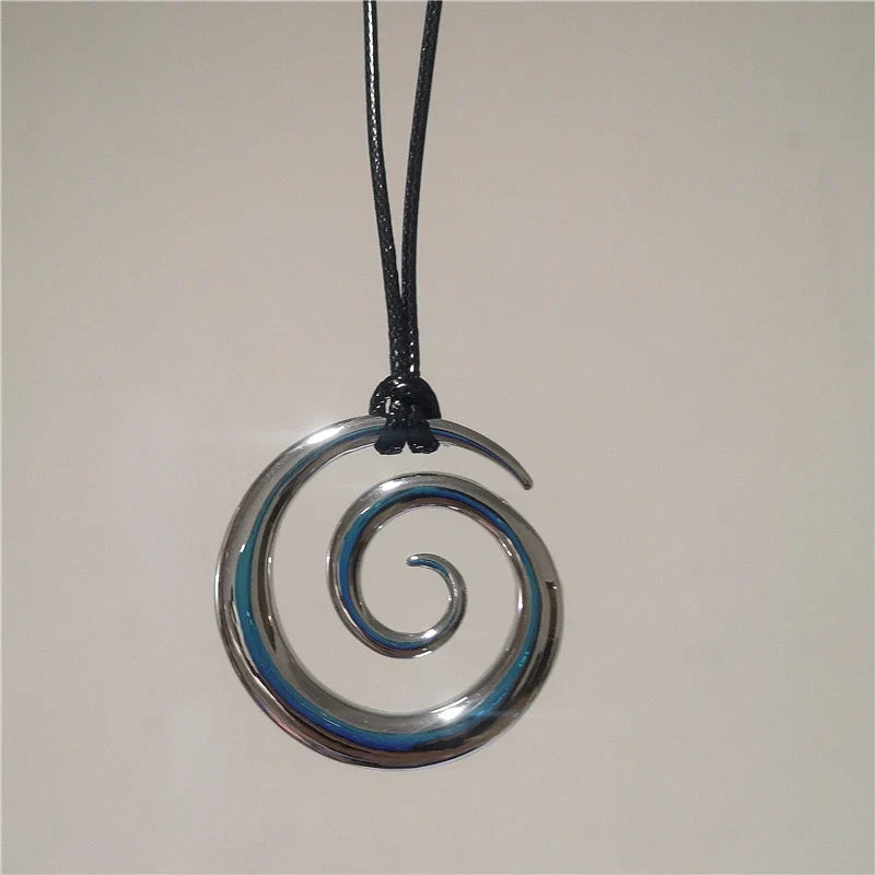 Collar largo con colgante espiral plateado