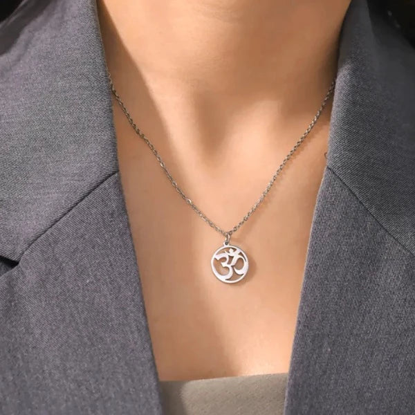Collar Om Budista de plata