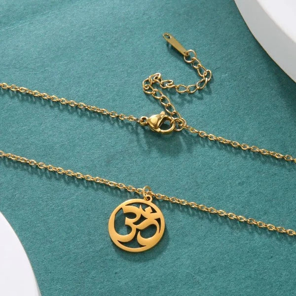 Collar Om Budista oro