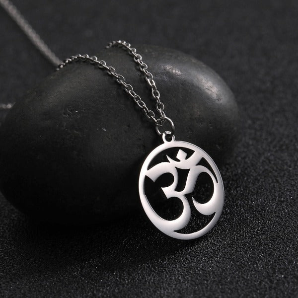 Collar Om Budista de plata