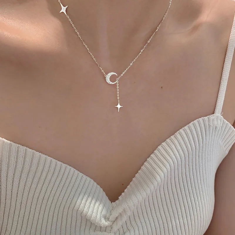 Collar con colgante de luna en circonita y estrellas