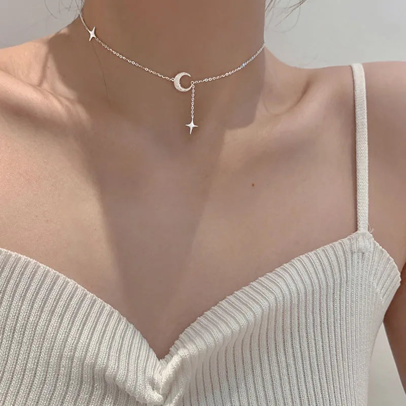 Collar con colgante de luna en circonita y estrellas