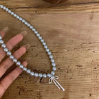 Collar con Colgante de Perlas Grises y Lazo 
