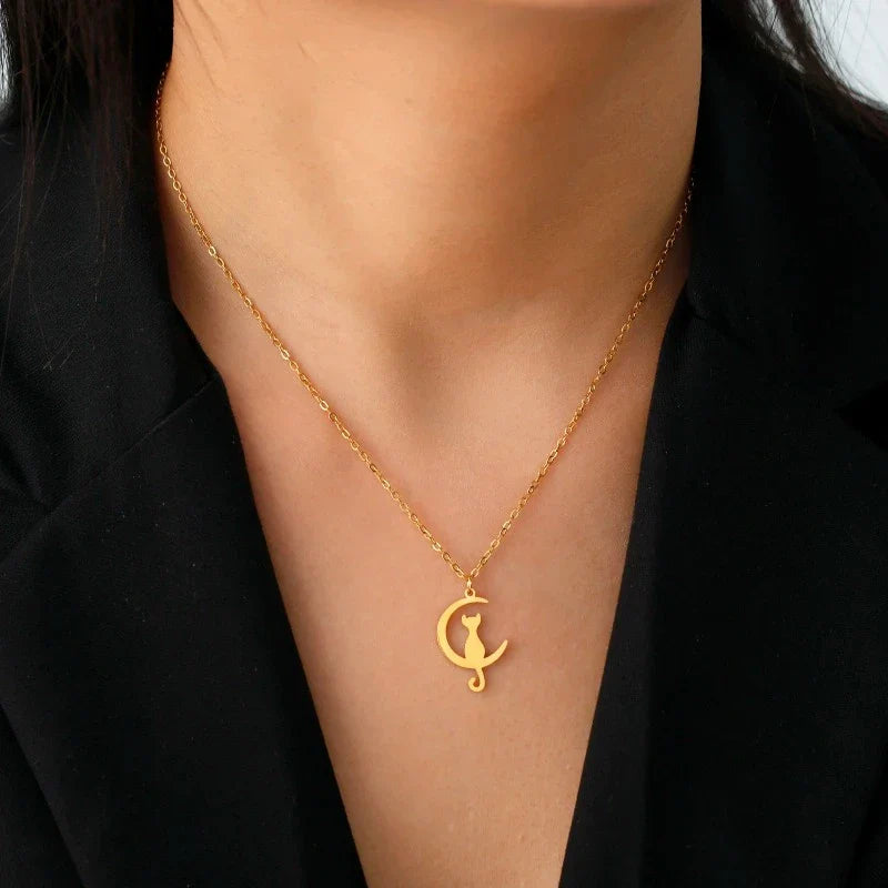 Collar con Colgante de Gato y Media Luna de Oro
