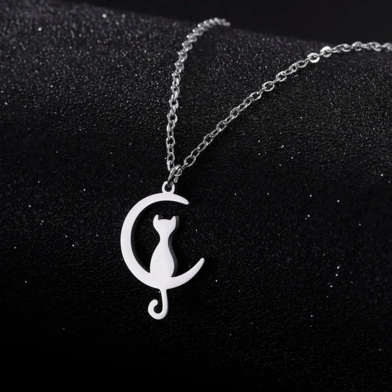 Collar con Colgante de Gato y Media Luna de Plata