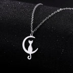 Collar con Colgante de Gato y Media Luna de Plata