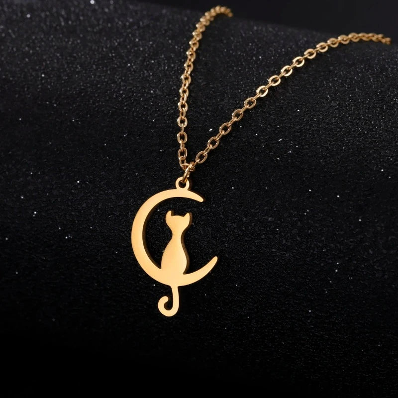 Collar con Colgante de Gato y Media Luna de Oro