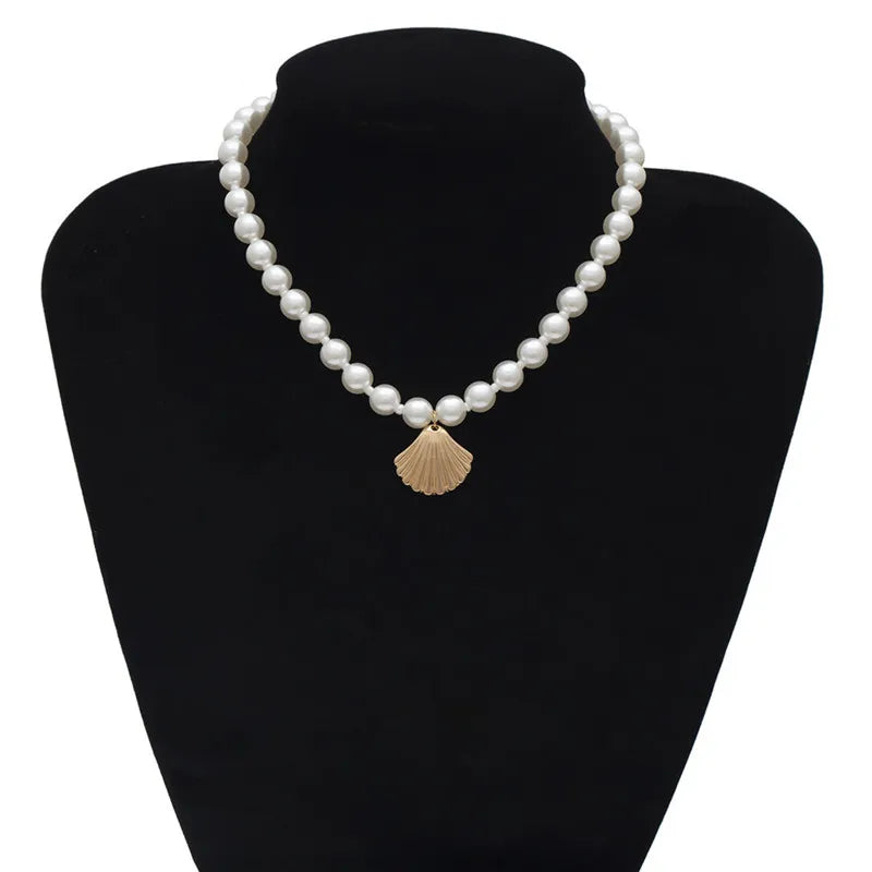 Collar con Colgante de Concha Vieira con Perlas Blancas