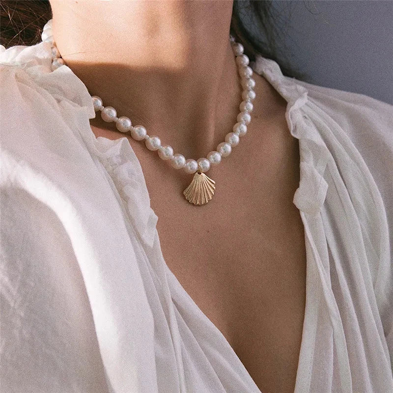 Collar con Colgante de Concha Vieira con Perlas Blancas