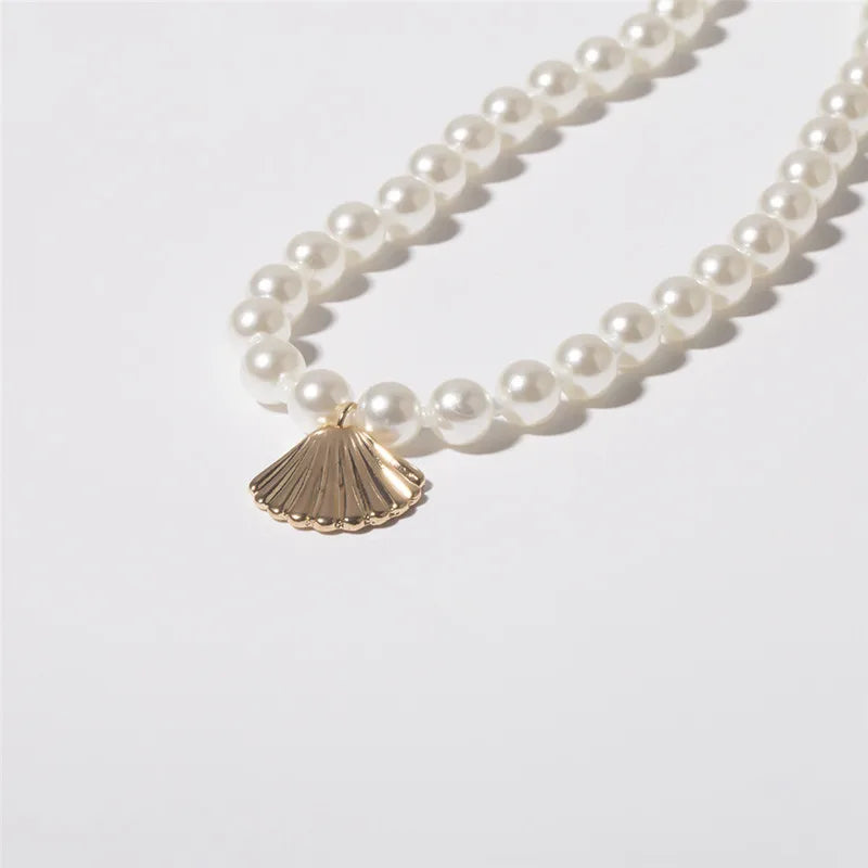 Collar con Colgante de Concha Vieira con Perlas Blancas