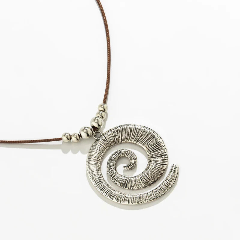 Collar con colgante de concha en espiral