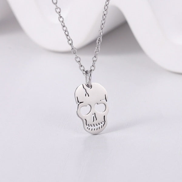 Collar con colgante de calavera de plata
