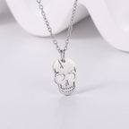 Collar con colgante de calavera de plata