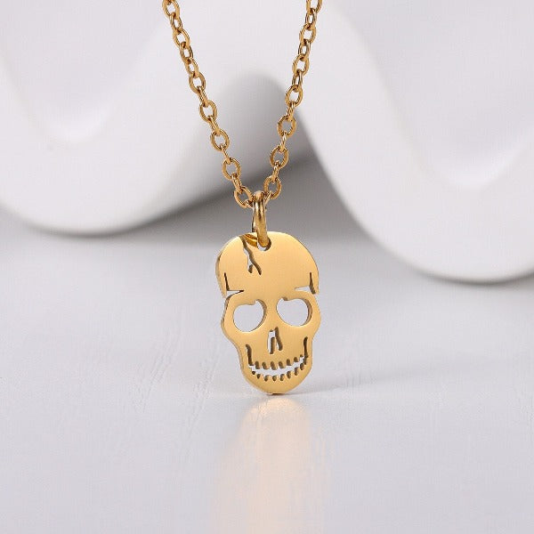 Collar con colgante de calavera de oro