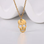 Collar con colgante de calavera de oro