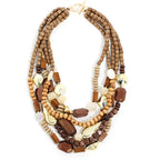 Collar con colgante de perlas y madera marrón