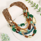 Collar con colgante de perlas y madera verde