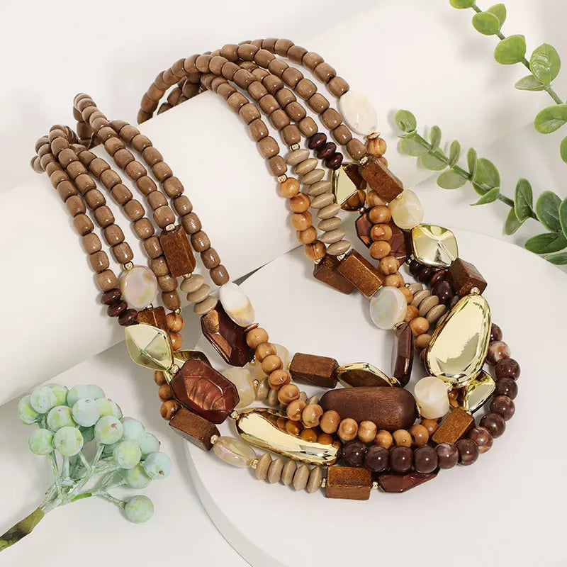 Collar con colgante de perlas y madera marrón