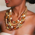 Collar con colgante de perlas y madera marrón