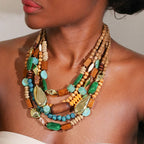 Collar con colgante de perlas y madera verde