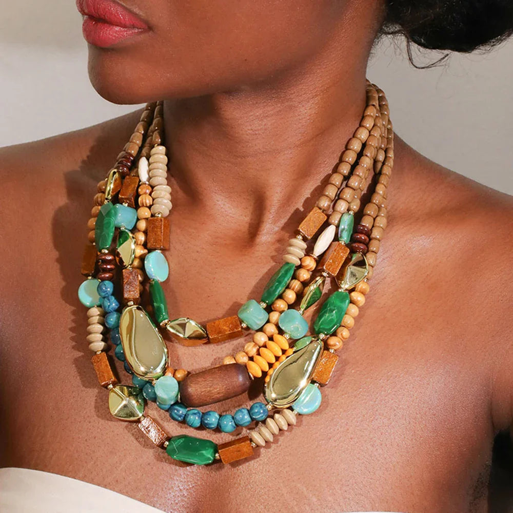 Collar con colgante de perlas y madera verde