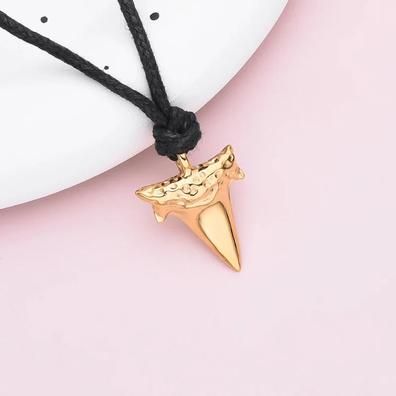 Collar con Colgante Diente de Tiburón para Hombre en oro