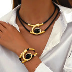 Collar con colgante y pulsera geométricos de oro