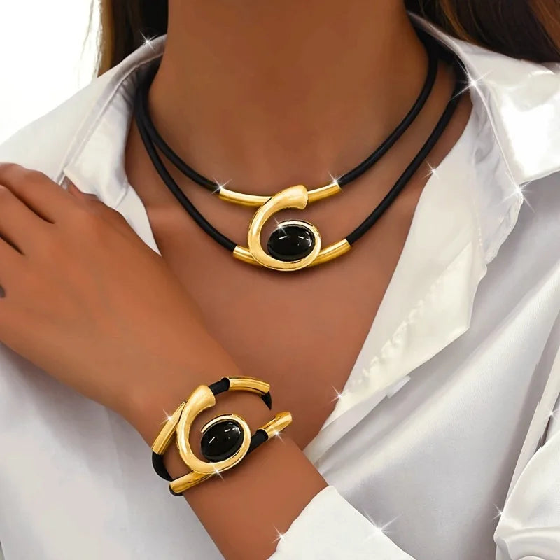 Collar con colgante y pulsera geométricos de oro
