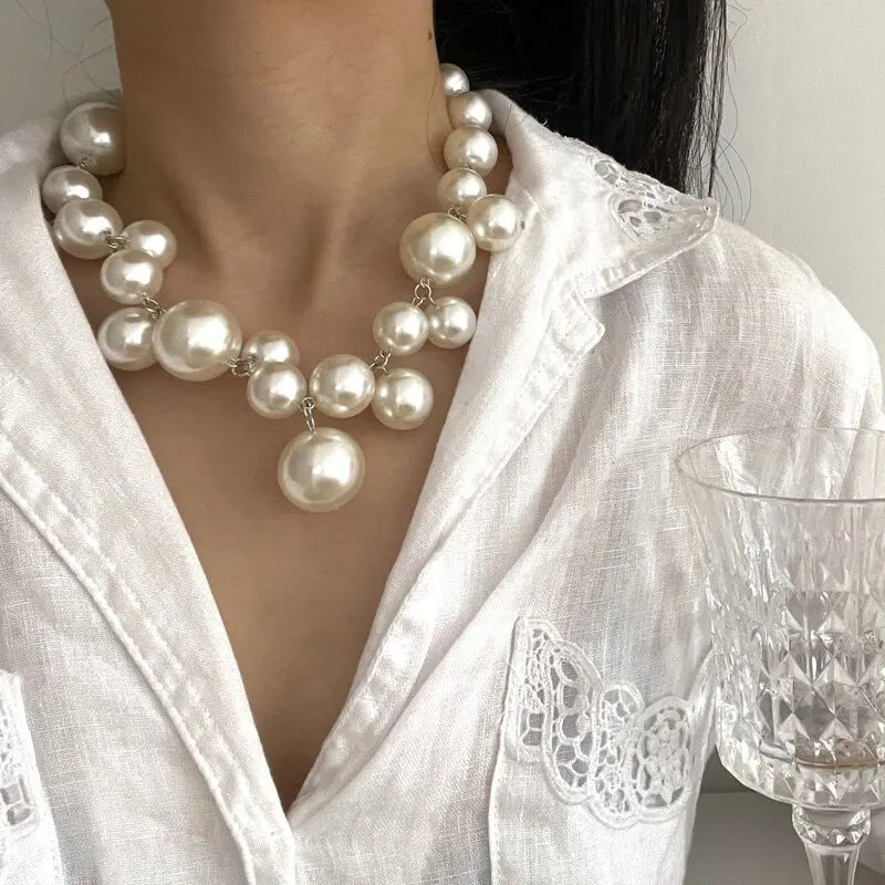 Imponente Collar con Colgante y Grandes Perlas
