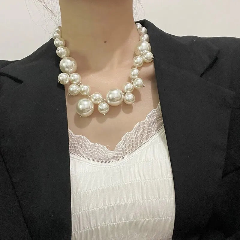 Imponente Collar con Colgante y Grandes Perlas